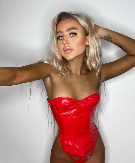 infirmière brune onlyfans sexy parfait collection