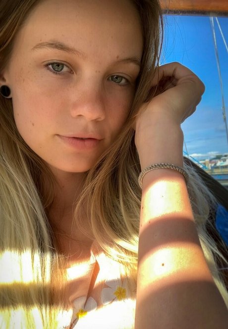 Brawniebee étoile hd des photos