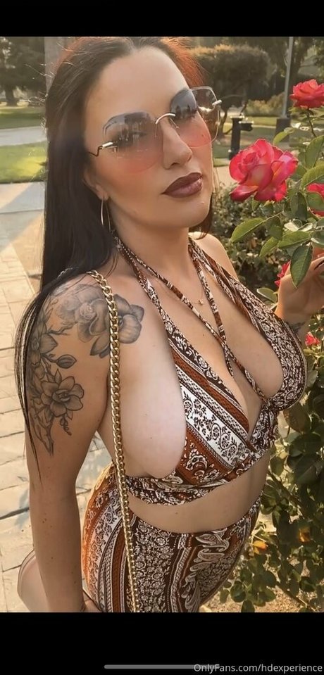 fille courbée dà côté onlyfans beau haut image