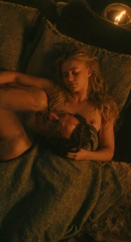 Jeanne Goursaud modèle exclusif img