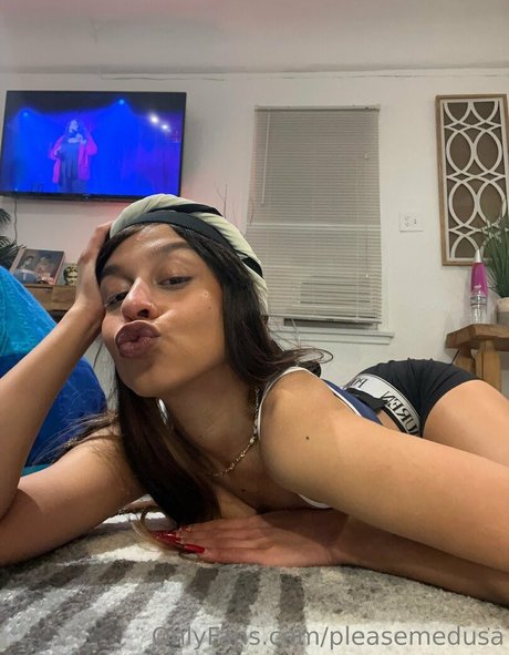 infirmière brune onlyfans assez érotique des photos