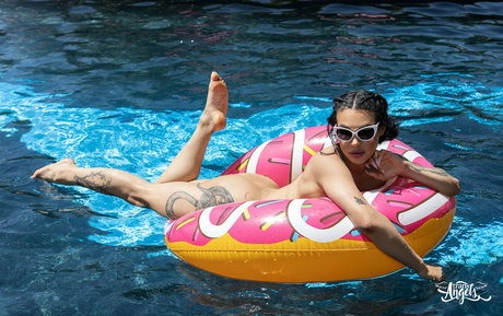 Eva Maxim étoile sexy archive