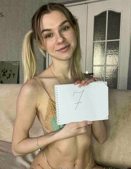 elia roz nus étoiles image