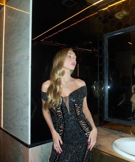 Ester Exposito modèle gratuit galeries