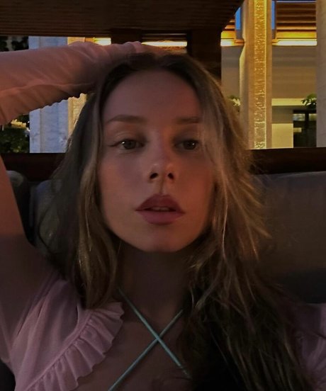 Ester Exposito nus étoiles des photos