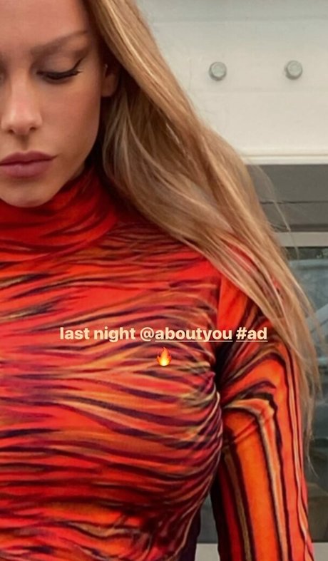 Ester Exposito modèle sexy des photos