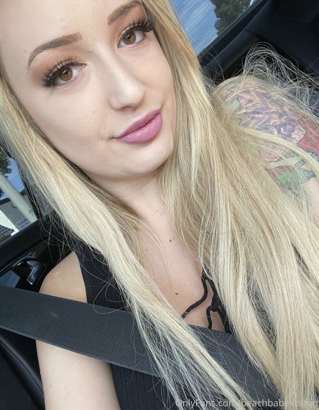 tatouages ​​blonds onlyfans gratuit belle image