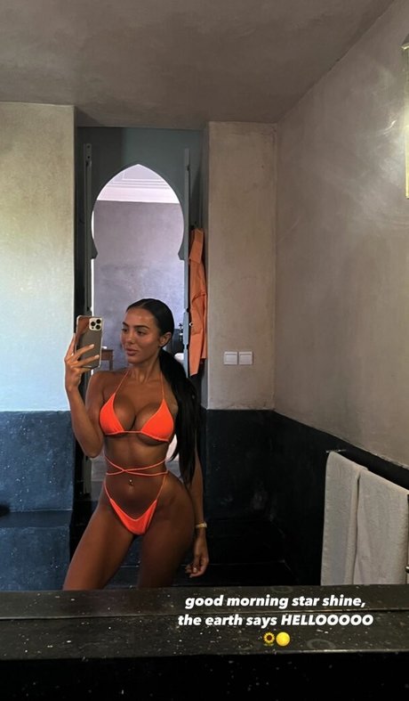 Arianna Ajtar star du porno gratuite image