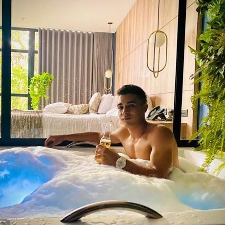 Duvan Vasquez star du porno belle photos