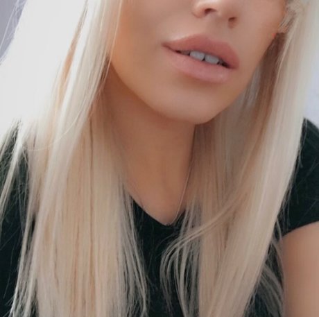 milf aux cheveux noirs onlyfans sexy exclusif galerie