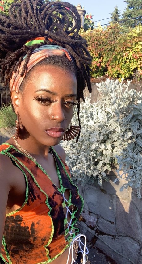 GODDESS RAVEN LOCS star du porno belle galerie