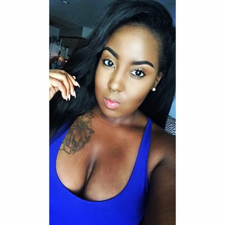 Curvy Nina actrice parfaite photos