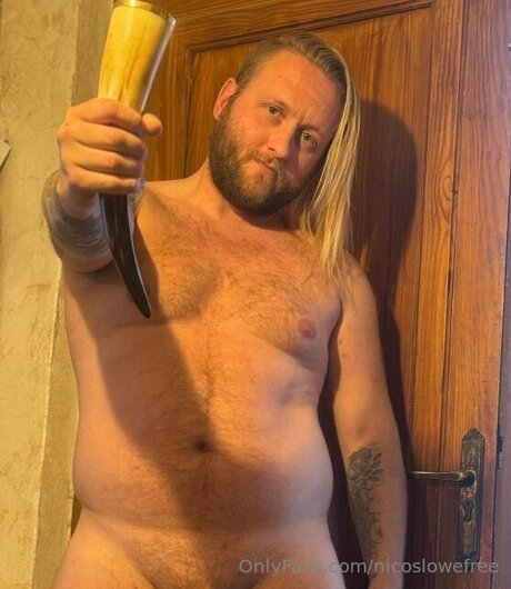 Nicos lowe joli modèle des photos