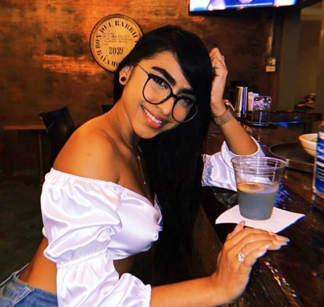 Alvna modèle magnifique des photos