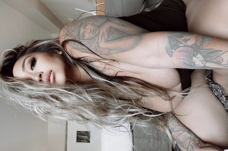 Nikki Sotelo star du porno érotique photos