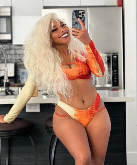 Kiera Please star du porno parfaite image