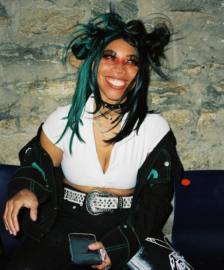 Kiera Please modèle érotique image