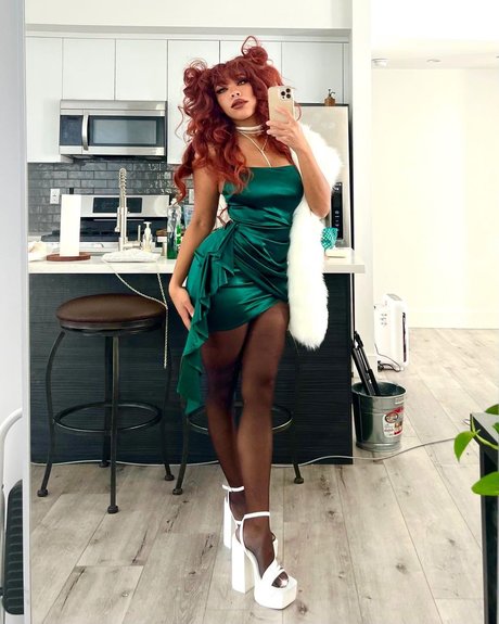 Kiera Please star du porno chaude photos