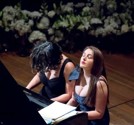 pom-pom girl asiatique onlyfans xxx chaud image