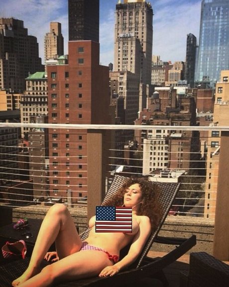 Leila Lowfire modèle nu des photos