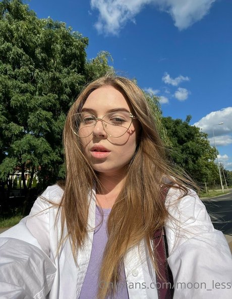 moon less modèle chaud img