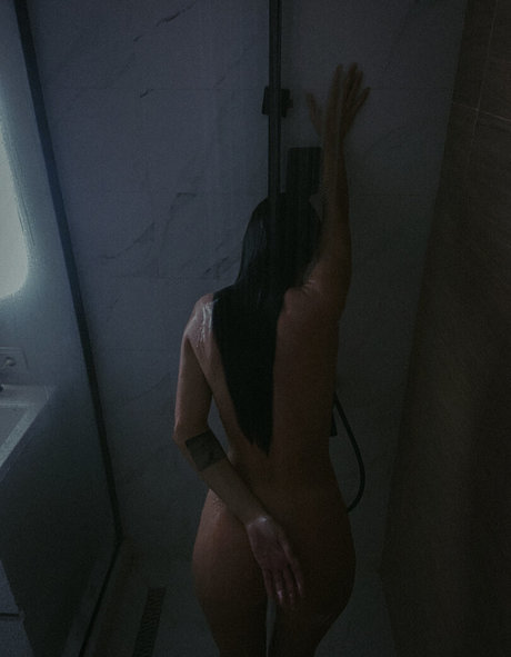 fille courbée dà côté onlyfans parfait exclusif image