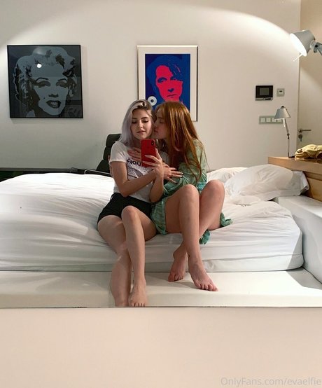 tatouages ​​blonds onlyfans chaud et sexy photos