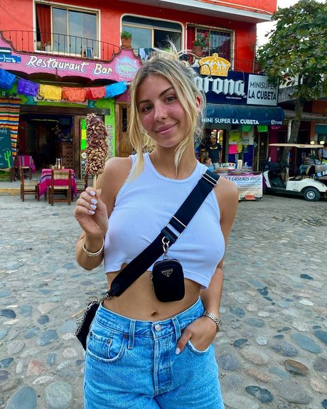 Beatrice Bouchard modèle chaud image