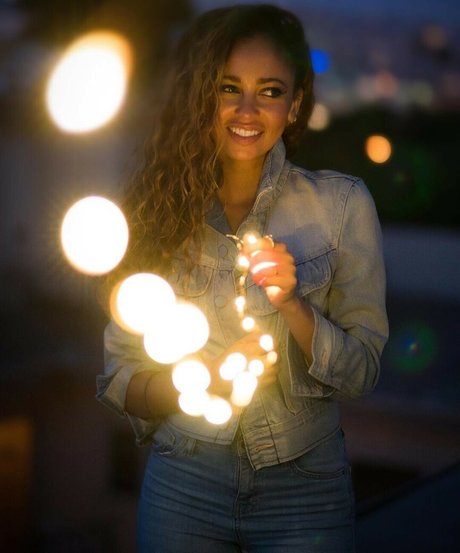 Vanessa Morgan haut étoile images