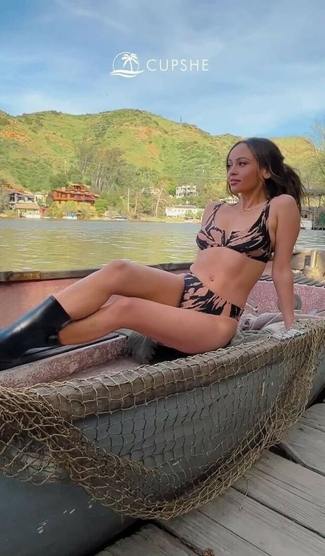 Vanessa Morgan sexe star photos