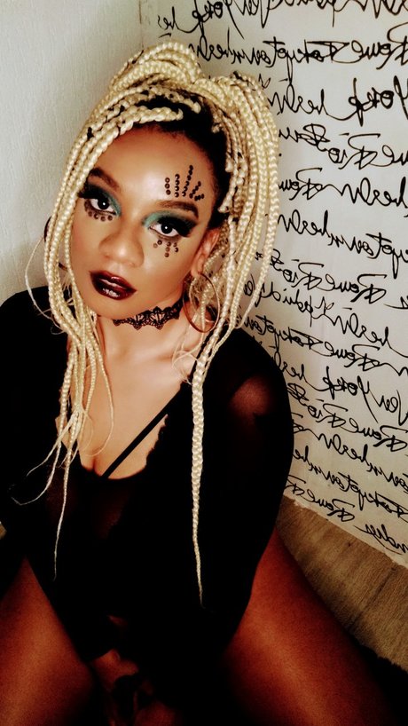 A Bruxa Preta modèle porno des photos