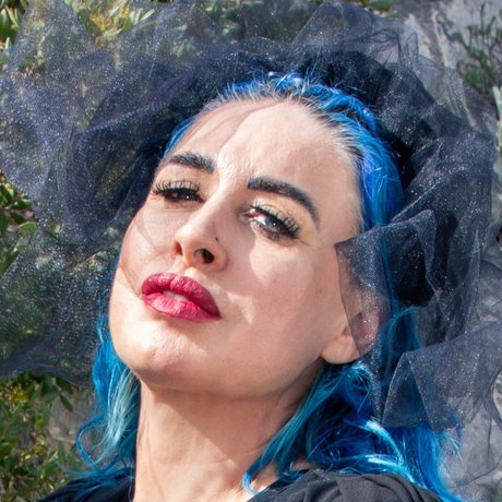 Countess Einfalt étoile exclusive des photos