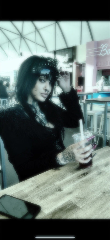 Ur local Goth girlie mannequin galerie