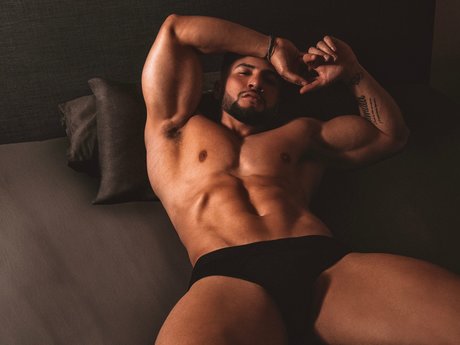 Daniel Meza modèle magnifique img