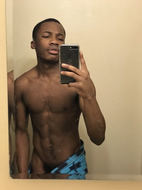 F A M O S D A E modèle sexy image