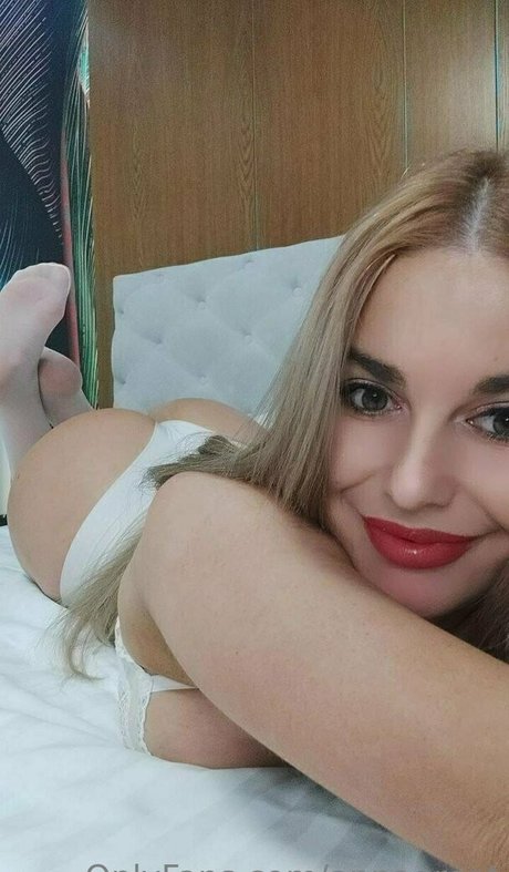 strip-tease milf uniquementfans haut de gamme photo