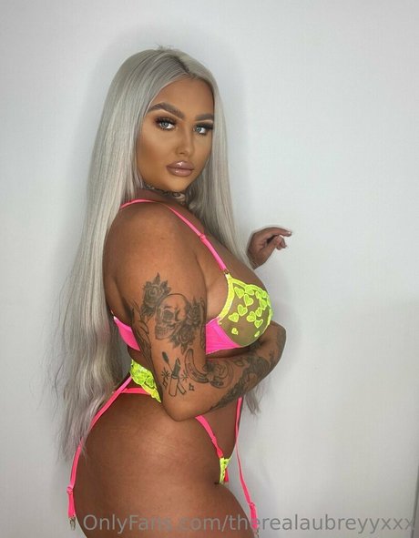 inkedblondieeee modèle sexy photos