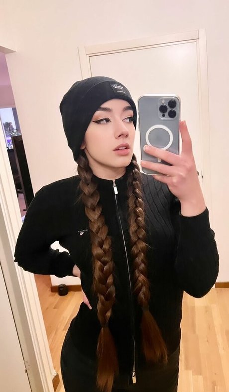 Miss Mikkaa étoile sexy photos