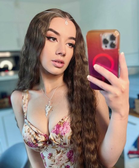 Miss Mikkaa modèle xxx galerie