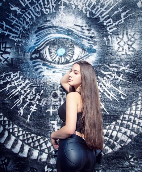 Miss Mikkaa actrice chaude image