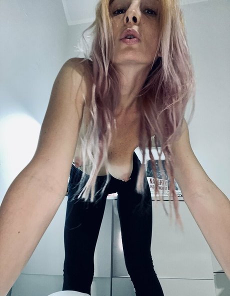 pom-pom girl asiatique onlyfans bel art img