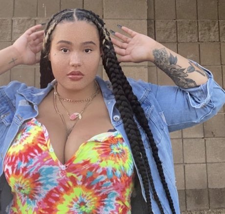 Cynthi étoile chaude des photos