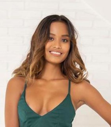 Putri Cinta s Closet modèle sexy images