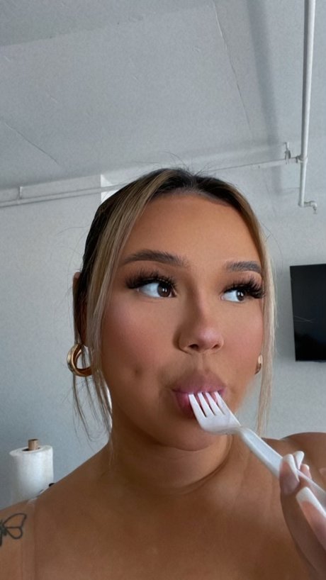 fille courbée dà côté onlyfans porno érotique images