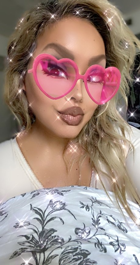 Reiana Love art de star du porno des photos