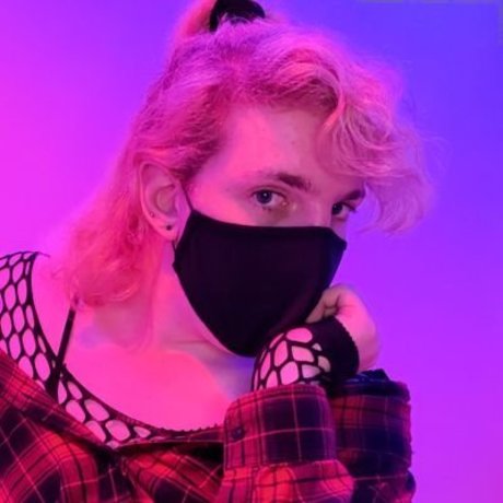 Goth GF Riki modèle pornographique archive