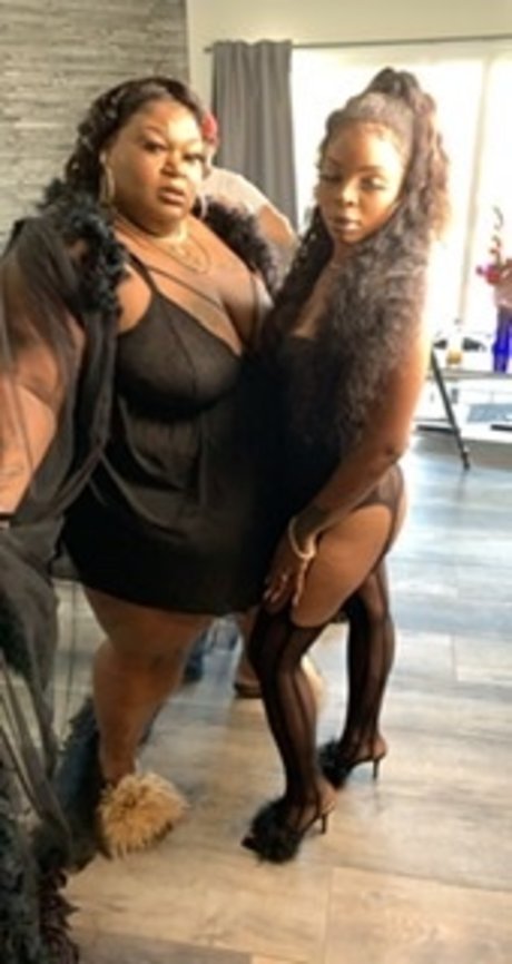 Royals Poly Life star du porno chaude des photos