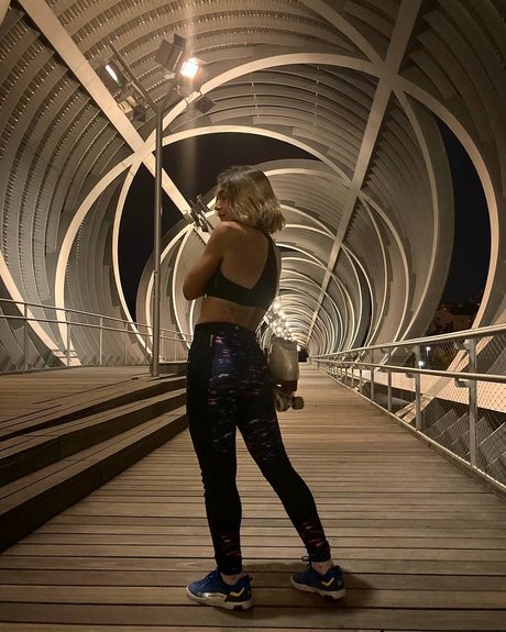 Salute modèle nu des photos