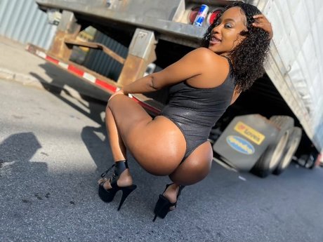 NAYLA MCKNIGHT YOUR FAV ContentCreator_ modèle parfait galerie