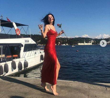 Merve Bolugur beau modèle des photos